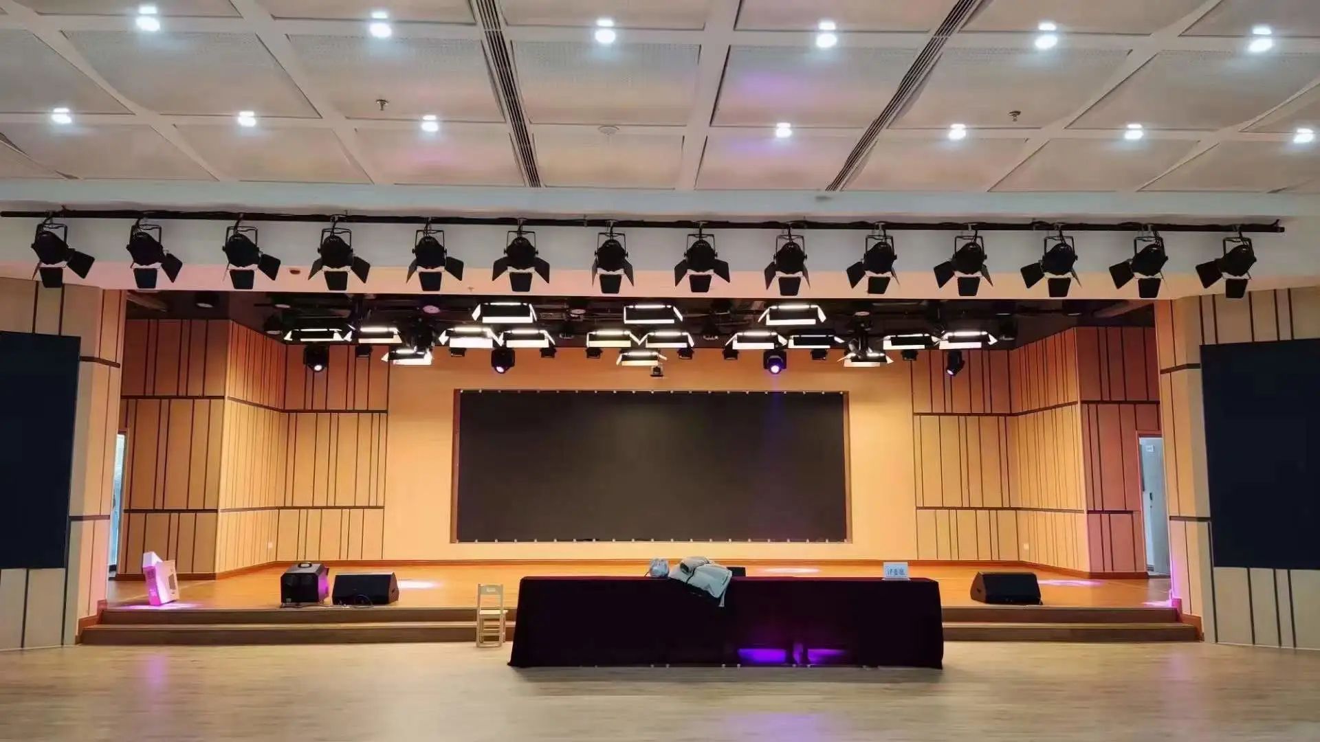 和记H88专业灯光音响扩声系统工程产品服务于某学校礼堂！